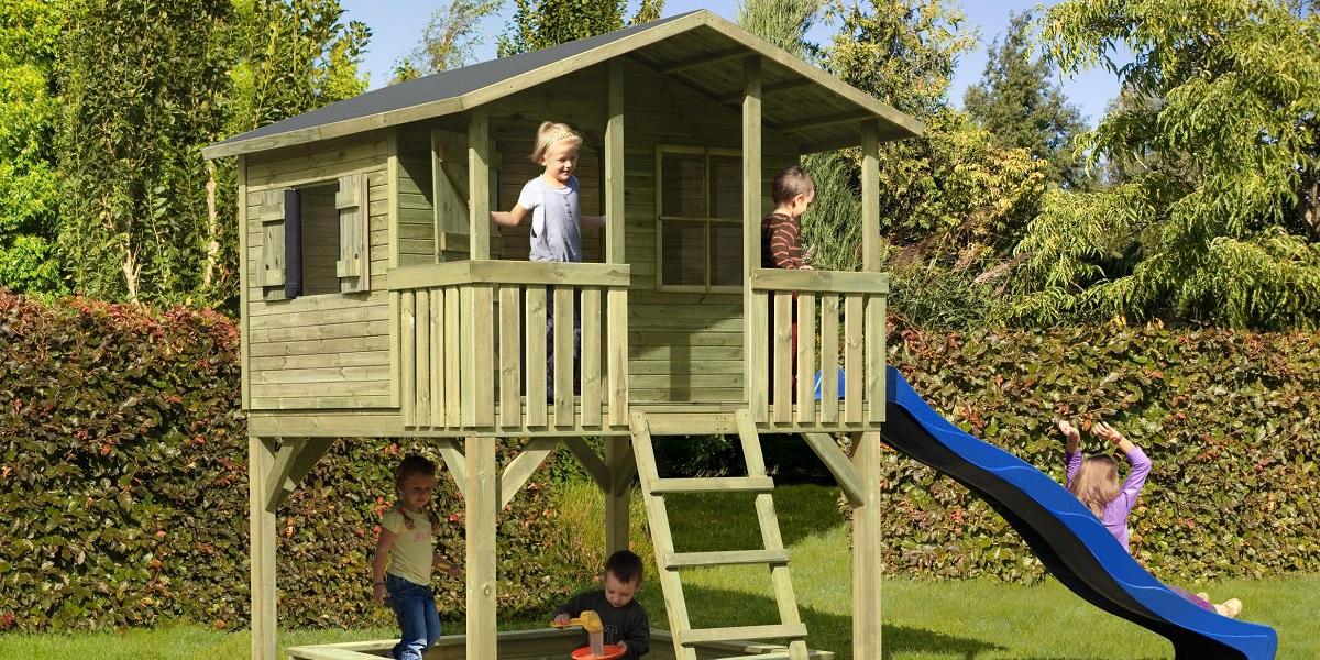 en bois avec toboggan S'amuser dans le jardin